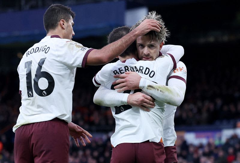 Soccer=Man City come from behind to win, Chelsea lose to Everton