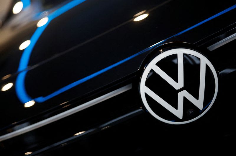 Germany's VW and France's Renault discuss joint development of EV for 2 euros = German newspaper