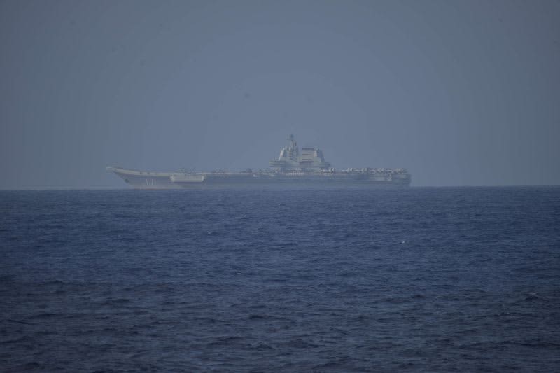 Chinese aircraft carrier Shandong passes through the Taiwan Strait, monitored by Taiwanese military troops