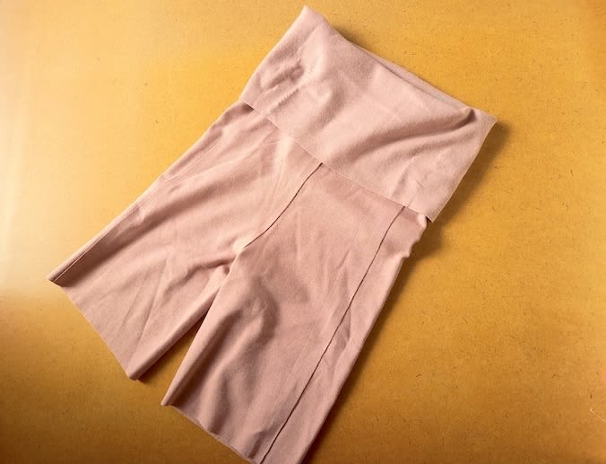 Thin yet warm! It completely hides your stomach and keeps you warm up