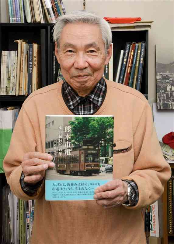 市電走る街捉え半世紀 元熊本市職員の武藤さん（中央区）、写真集を