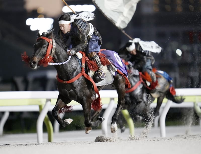 大井競馬場で相馬野馬追 騎馬武者、勇壮に疾走 ｜ 共同通信