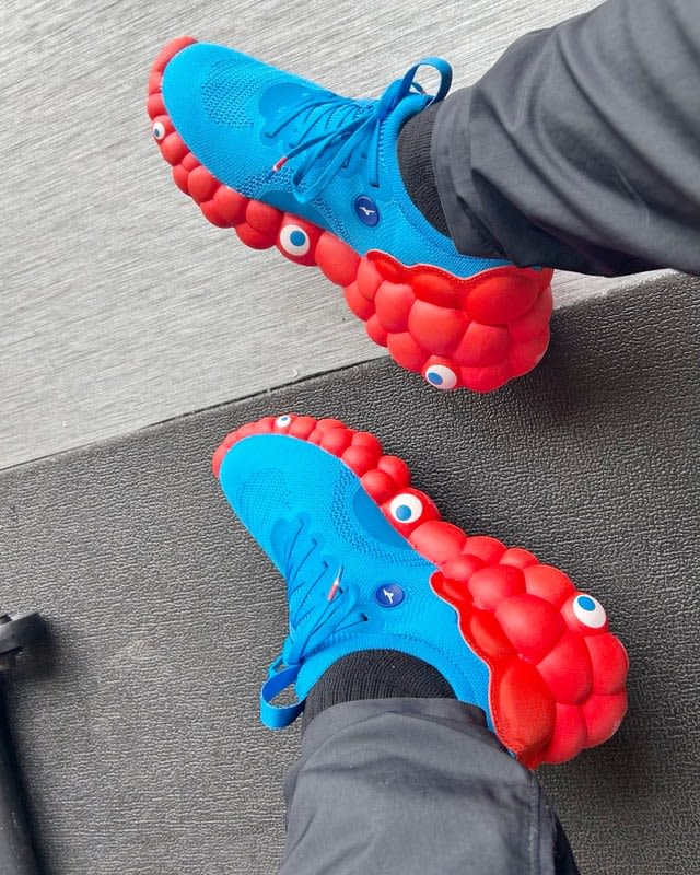 ミャクミャクスニーカーが「こっち見てくる」「呪われた靴」？万博の人気キャラが巻き起こす世界的話題