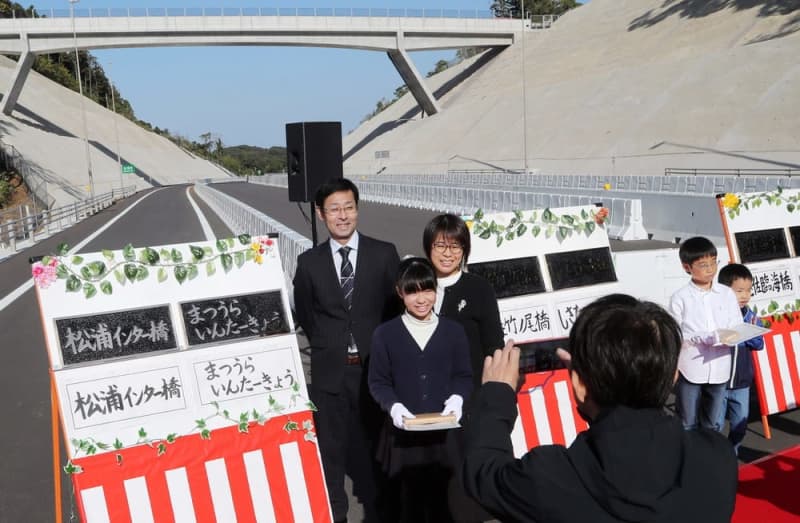14日開通の松浦IC－平戸ICに11本の橋 橋名板「迫力ある字で」 児童