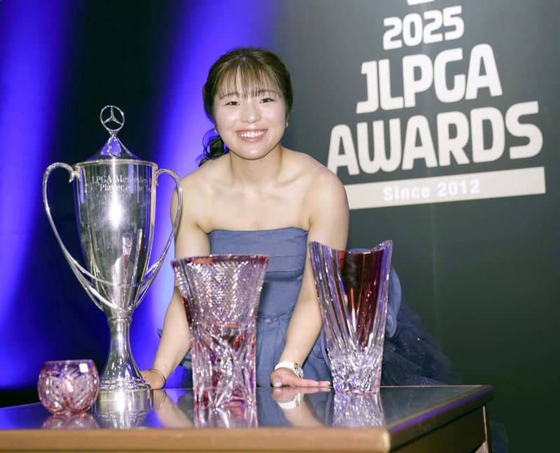 佐久間朱莉が個人3冠に輝く 日本女子プロゴルフ表彰式 | NEWSjp