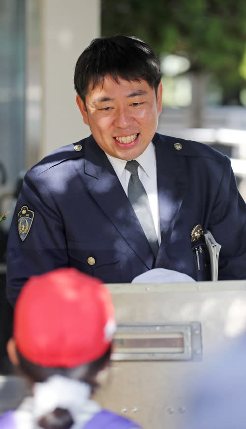 徽章に「偽」 詐欺ゼロへ、啓発ポスター 全国の警察のSNSで発信 長崎県