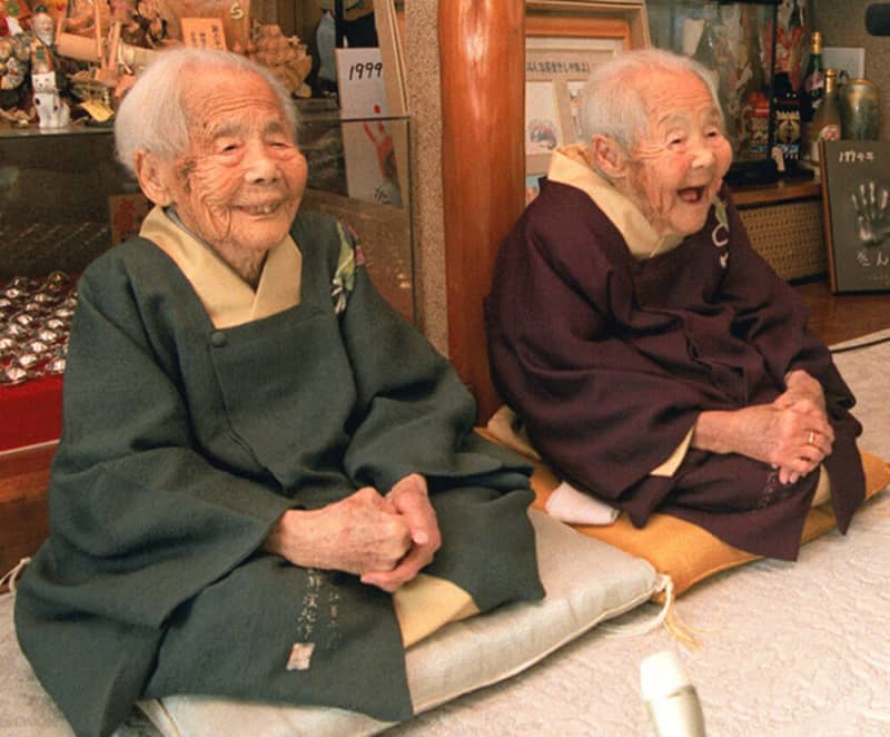 激レア★きんさんぎんさん 102歳 手形 色紙 愛知県 成田きん 蟹江ぎん 長寿 あのころ＞108歳、ぎんさんが死去 25年前の2月28日 | NEWSjp
