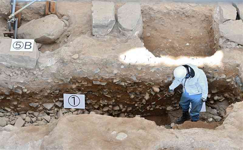 細川時代の石垣修理痕跡か…熊本城宇土櫓地下に3種の層 慶長期の瓦も