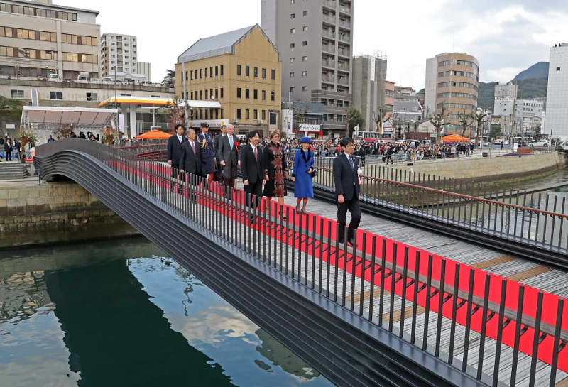 完 出島表門橋架橋 １３０年ぶり歩いて渡る 長崎新聞