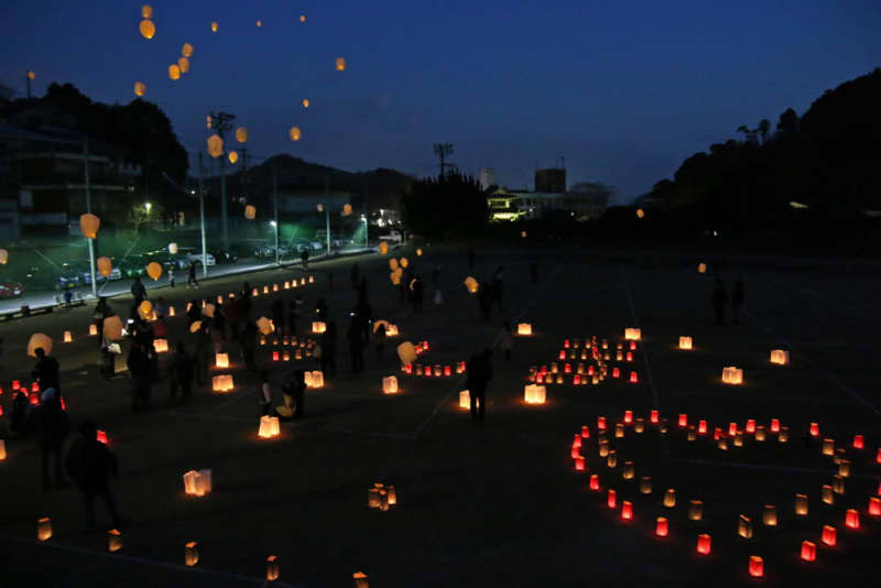 ｌｅｄランタン夜空に 幻想的光景 城下町を包む 長崎新聞