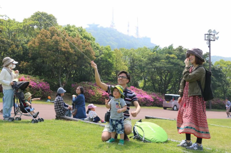 春風にハタ舞う 稲佐山でつつじまつり 来月５日まで 長崎新聞