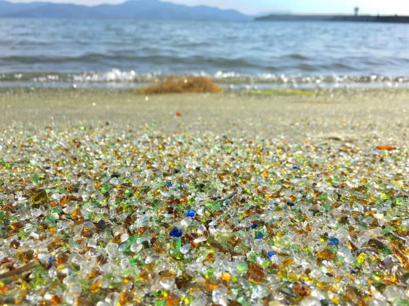 キラキラ輝く ガラスの砂浜 若者の人気スポットに 長崎新聞