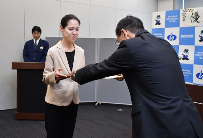 駐在所勤務の夫を支えた妻に感謝状 長崎新聞