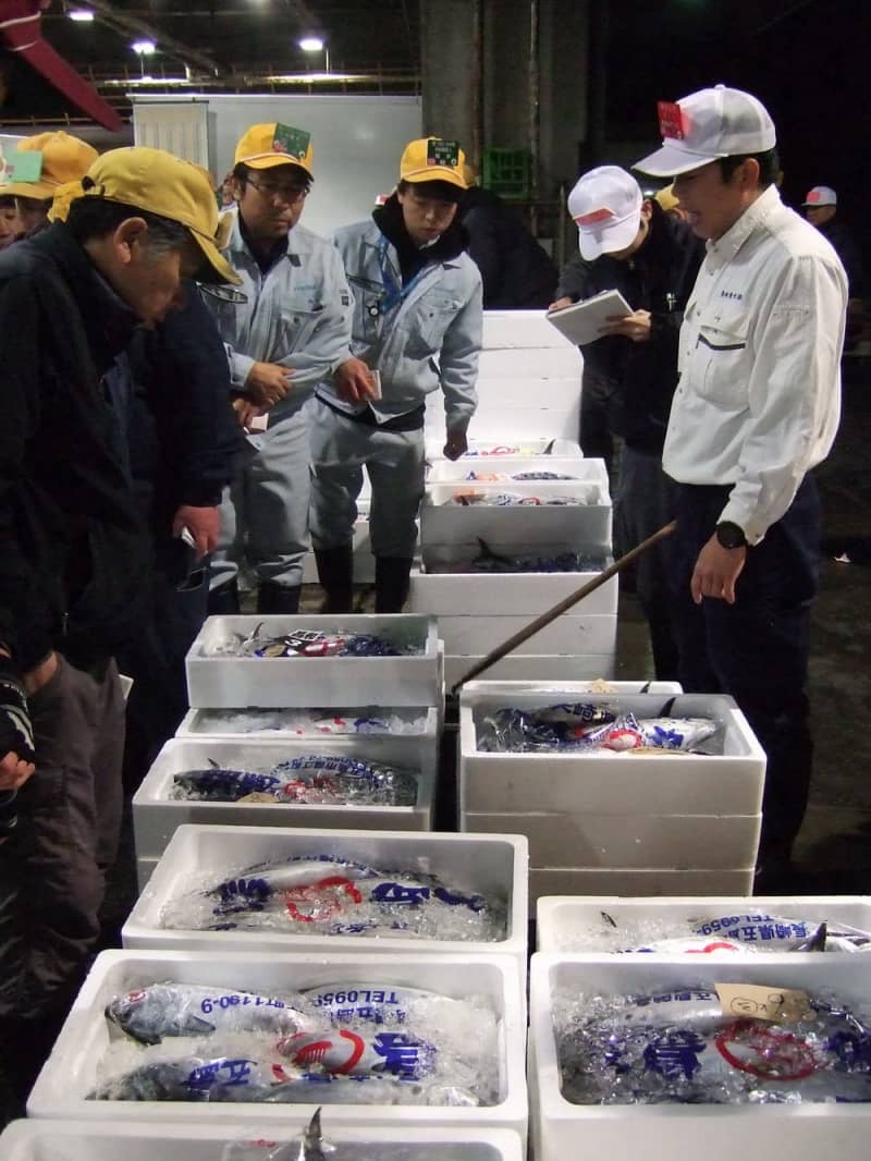 長崎県でも初競り 魚市場 青果市場 威勢のいい掛け声 長崎新聞 19 01 06 00 04 公開