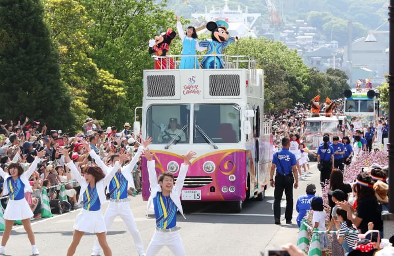 平成の長崎 ディズニーの人気者に歓声 リゾート35周年記念 長崎帆船まつりでパレード 平成30 18 年 長崎新聞