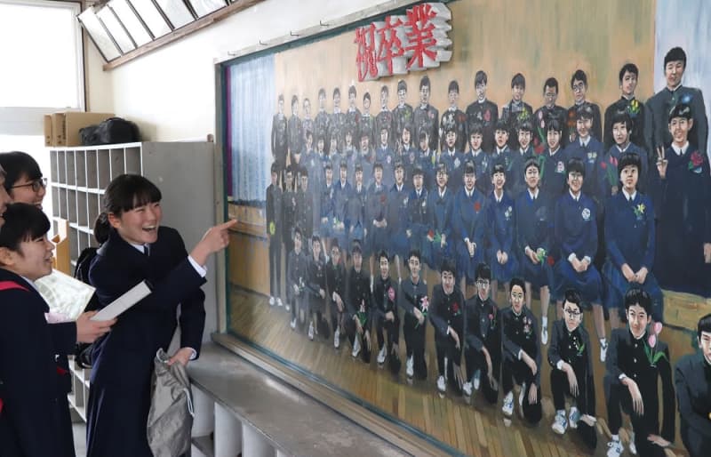 美術教諭が黒板に描く60人の似顔絵 卒業生へのはなむけに 長崎新聞