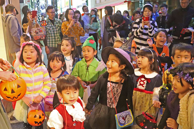 お菓子もらって子どもたち笑顔 大村のアーケードでハロウィーン 長崎新聞 19 10 28 09 公開