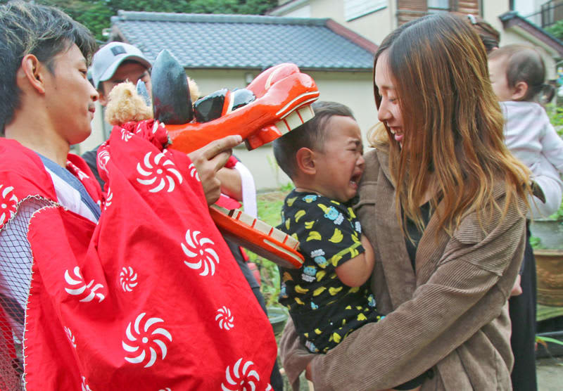 獅子頭 赤ちゃん ガブリ 西海 松島くんち 長崎新聞 19 10 28 11 04 公開