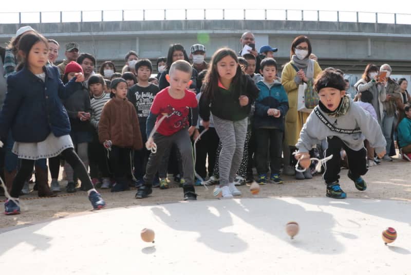 佐世保独楽 勝負に熱中 大会最多165人参加 - 長崎新聞 2020/01/03 [00