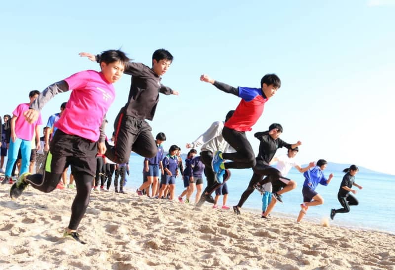 五島の自然でトレーニング 長崎陸協 強化合宿 中高の選抜選手ら80人が参加 長崎新聞