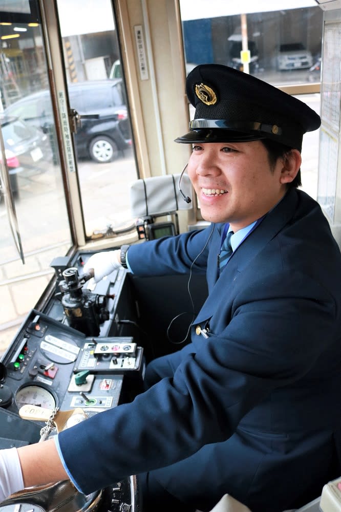 メクル第434号 見てみて おしごと 路面電車の運転士 葛島博之さん 安全で快適な運行を 長崎新聞