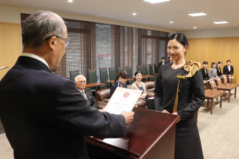 長崎コンシェルジュ に16人 県が認定証授与 宿泊施設接客で魅力発信 長崎新聞