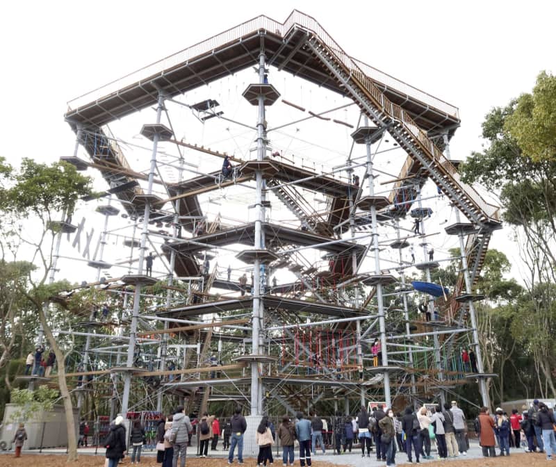 大阪でアスレチック施設にぎわう 高さ24m世界最大級 万博公園 共同通信