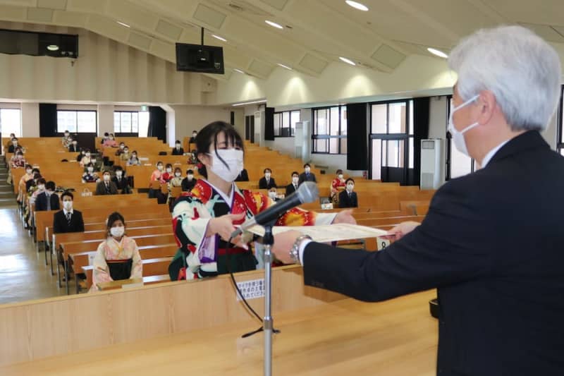長崎県立大で卒業式 思い出胸に670人巣立つ 新型コロナでマスク着用 規模を縮小 長崎新聞