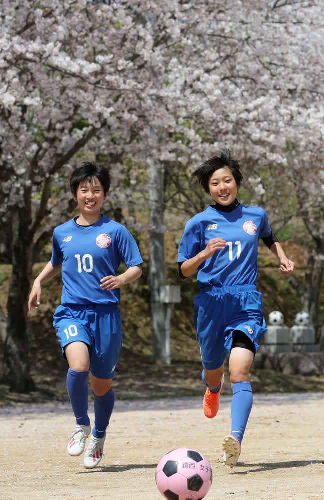 今できること全力で 熊本地震経験 コロナ禍も また笑える日信じて 鎮西学院高女子サッカー部 坂田美優 常友梓帆 熊本出身 長崎新聞