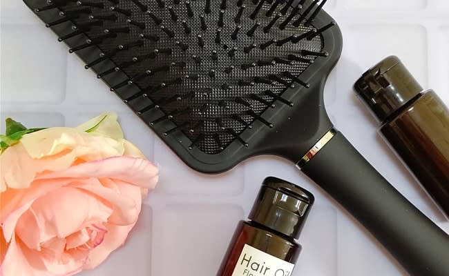 ダイソー に激似のパドルブラシ ヘアオイルでヘアケア 体験談 Riley