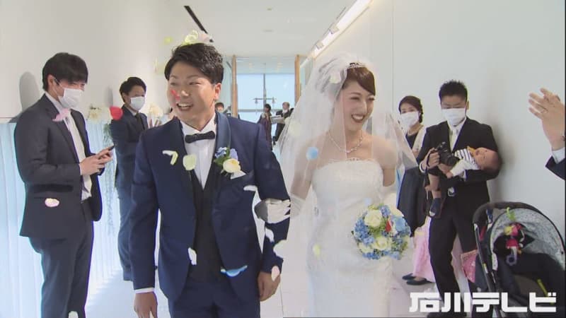 新郎新婦 ご指導ご鞭撻の程 と Zoom で挨拶 オンライン結婚式 最大100人配信可 Photopress