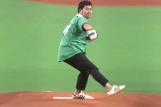 始球式名場面 実は名門野球部員で甲子園出場 とにかく明るい安村さんの見事な投球フォーム Portalfield News