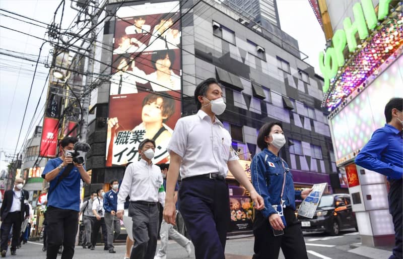 夜の新宿 歌舞伎町 コロナ啓発 行政と事業者 直接要請 共同通信