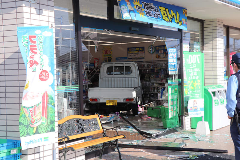 軽トラがコンビニ店内へ 運転手 何で突っ込んだか分からない 長崎 大村市東本町 長崎新聞