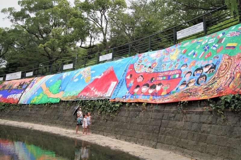 平和の願い込めキッズゲルニカ 爆心地公園そばに絵画11点 長崎新聞