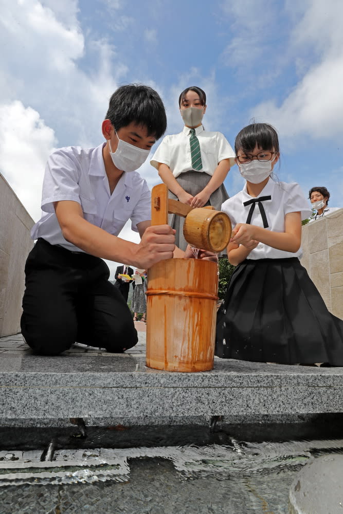 亡くなった方々に水を 平和の泉 で採水 長崎新聞