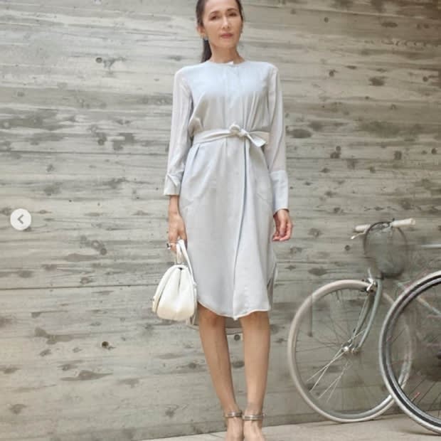 工藤静香 気品あるワンピース姿を披露も写真加工に批判殺到 後ろの自転車が縦長に Portalfield News