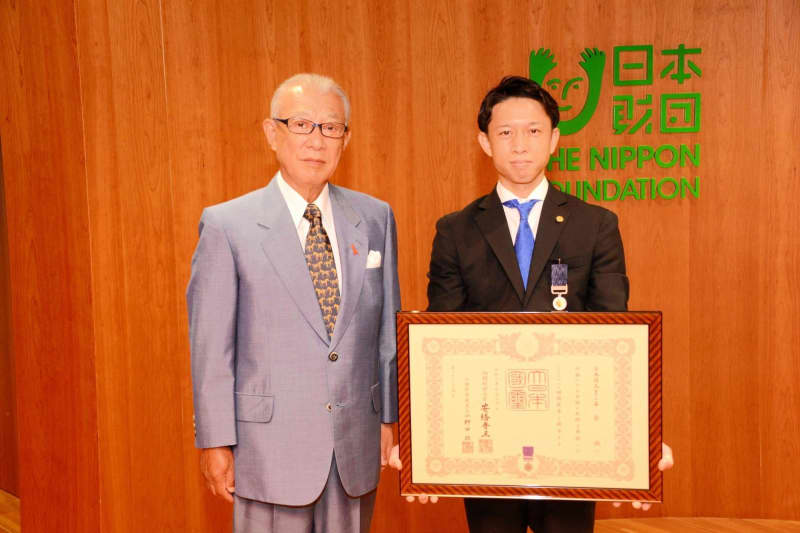 Boat Makoto Busujima Receives The Medal With Blue Ribbon The Donation Of The Prize Money Is Evaluated