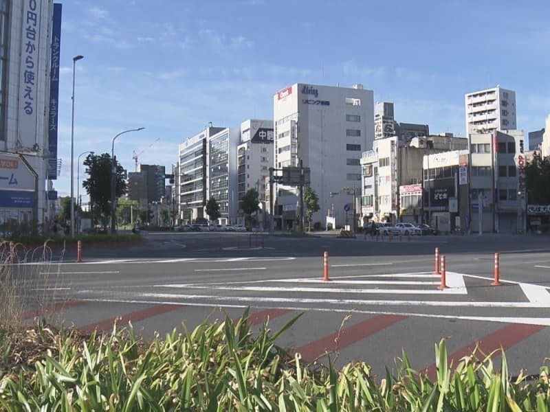 バイクはそのまま逃走 パトカーの追跡受けた2人乗りのバイク2台 うち1台が信号交差点で車と衝突 Portalfield News