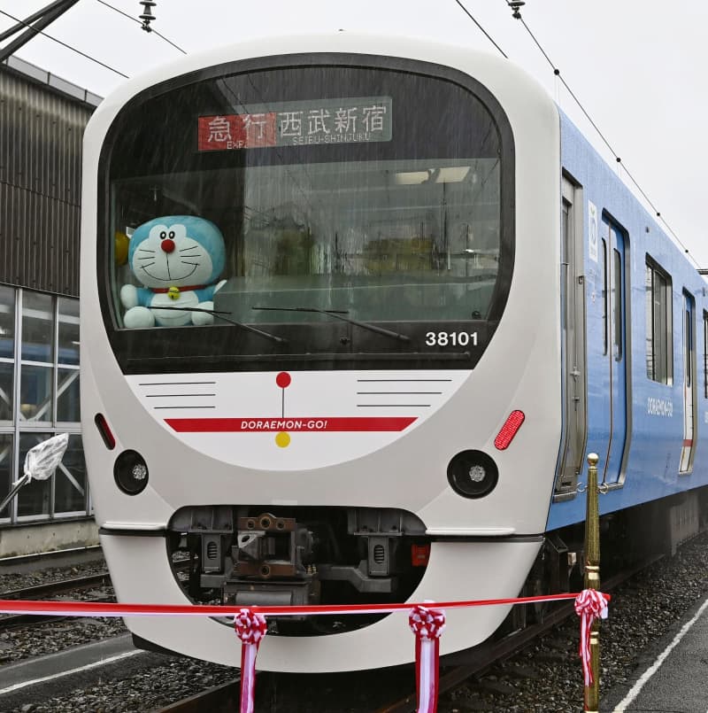 西武 電車丸ごとドラえもん ラッピング施し運行 共同通信