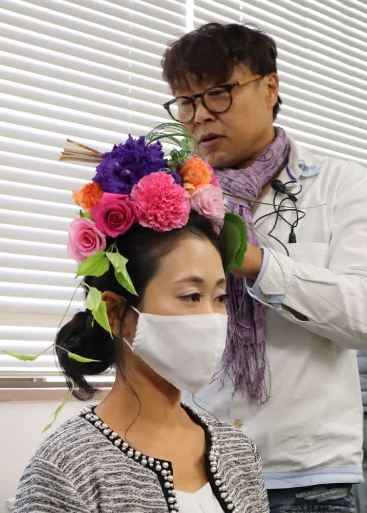 菊やカーネーション 生花の髪飾りに挑戦 美容師人手法学ぶ 長崎新聞