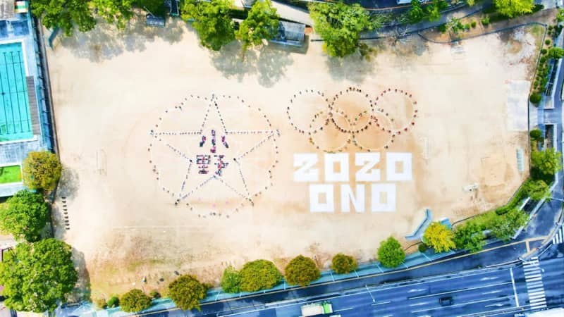 思い出作りに人文字を空撮 諫早・小中13校で コロナ禍で制約多い子らに 長崎新聞 2020/12/07 [2346] 公開