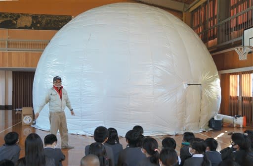 プラネタリウム 出前ｏｋ 八代市の八竜天文台が小学校で授業 手作りドームに100万の星映す 熊本日日新聞