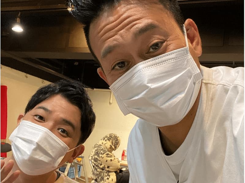 宮川大輔とノブの 2ショット 実は大悟が写り込んでいた 爆睡中ですね Portalfield News