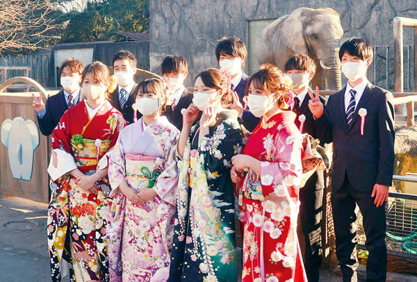 新型コロナ 宮代町 東武動物公園で成人式 園内巡る晴れ着姿の新成人 同級生らとの再会喜び合う Portalfield News