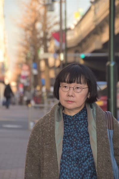 バス停で殴打され亡くなった女性に自分重ねる　「わたしは人と見做されているか」　詩人平田俊子さんと現場を歩く