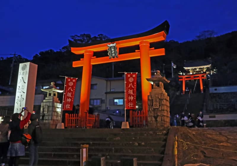 闇に浮かぶ鳥居や山門 夜のまちあるき楽しんで 長崎の名所をライトアップ 長崎新聞