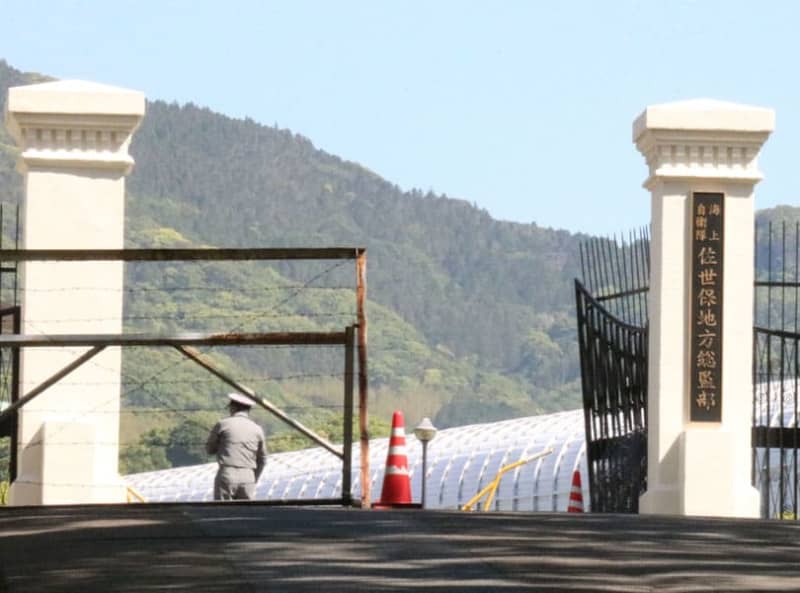 海自佐世保総監部に乗用車侵入 正門に衝突 長崎新聞 海自佐世保総監部に乗用車侵入 正門に衝突 長崎新聞