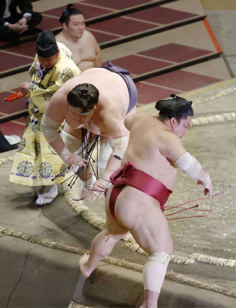 照ノ富士 8戦全勝で勝ち越し 大関復帰で初 1差で貴景勝 Portalfield News