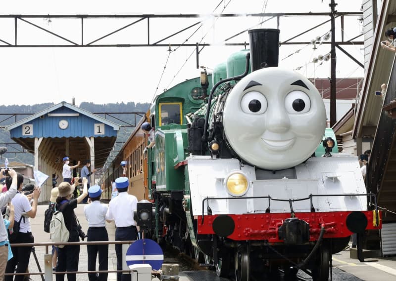緑の トーマス号 初披露 静岡 6月限定カラー 大井川鉄道 共同通信